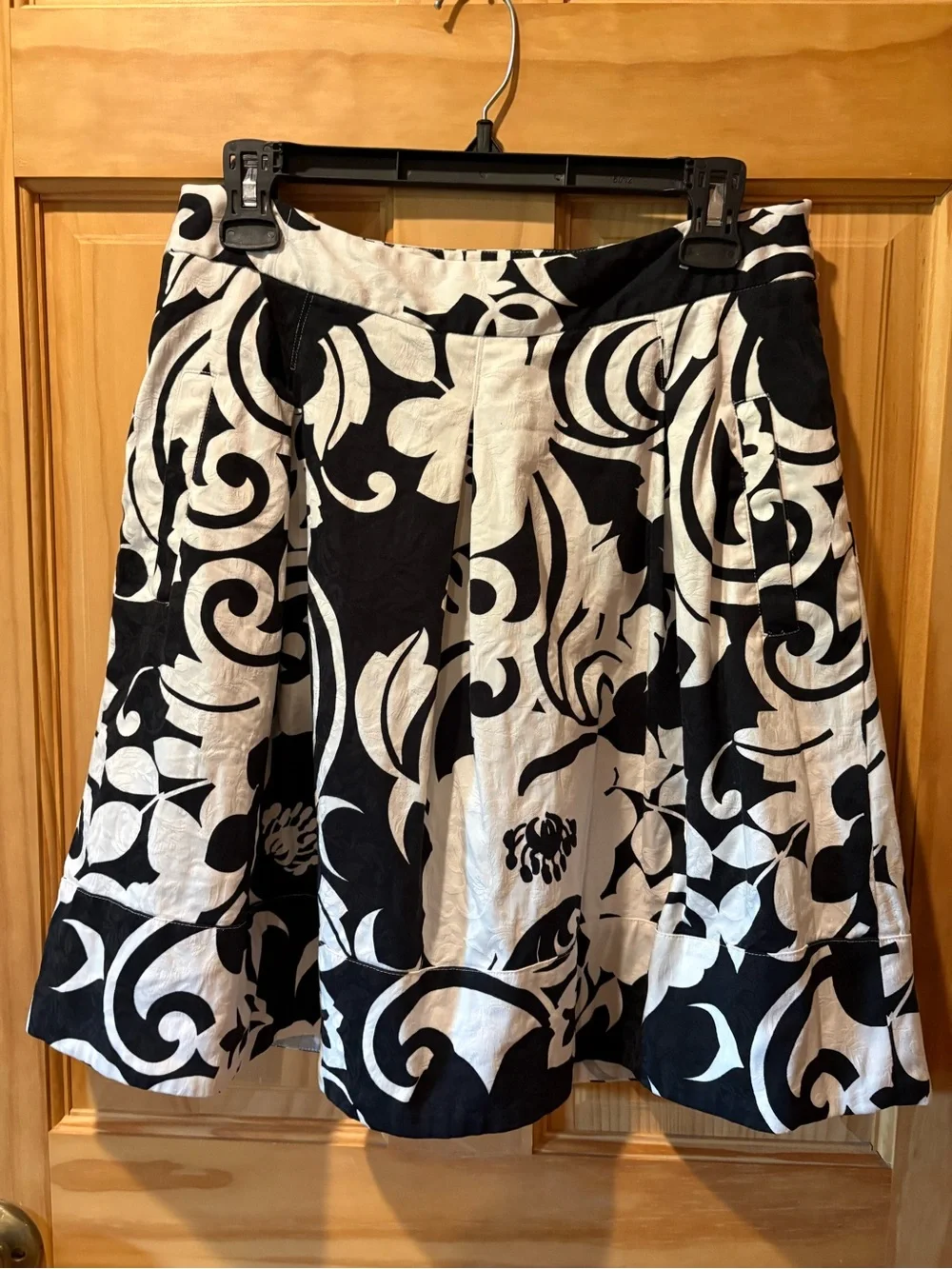 White House Black Market Jacquard Scroll / Damask Pleated Skirt women’s size 6